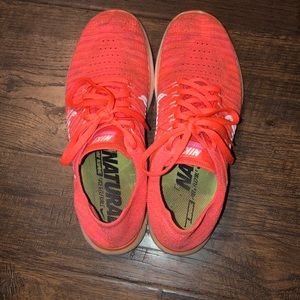 womens nike flynit tennis shoes